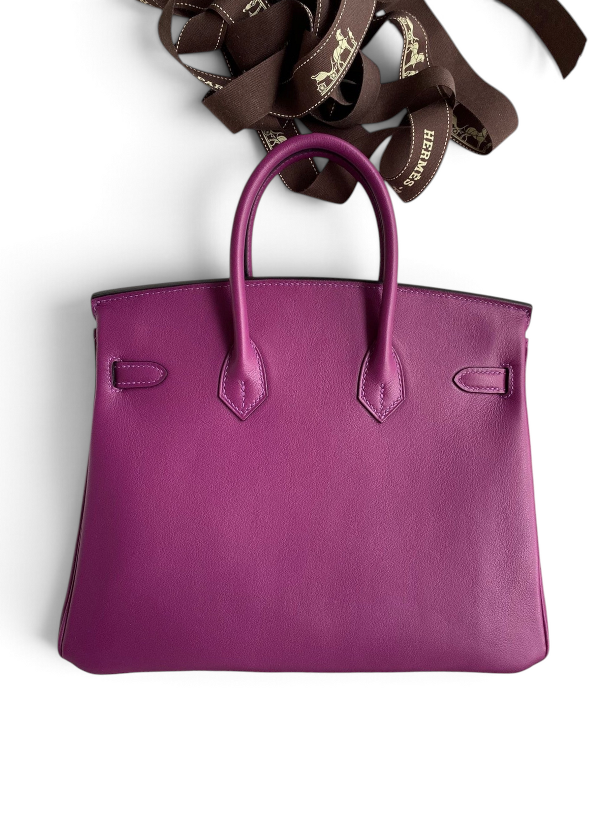 SWORD LUXURY imzalı, mor Swift dana derisinden üretilmiş 25 cm Hermès Birkin çanta, kutusunda kurdele ile sunuluyor.