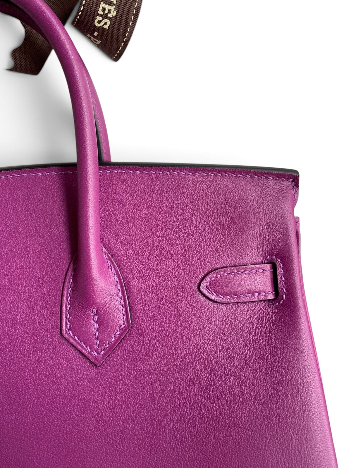 SWORD LUXURY imzalı, mor Swift dana derisinden üretilmiş, zarif dikiş detaylarına sahip Hermès Birkin 25cm çanta detayı.