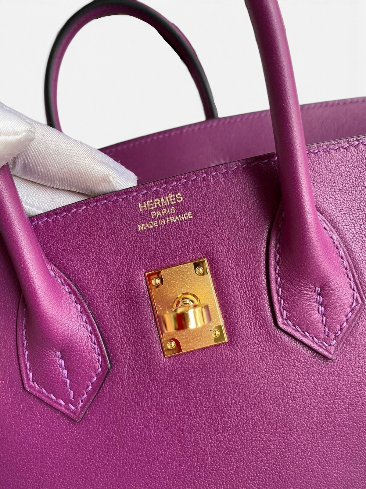 SWORD LUXURY imzalı, altın donanımlı ve parlak mor Swift dana derisinden üretilmiş Hermès Birkin 25cm çanta detayı.