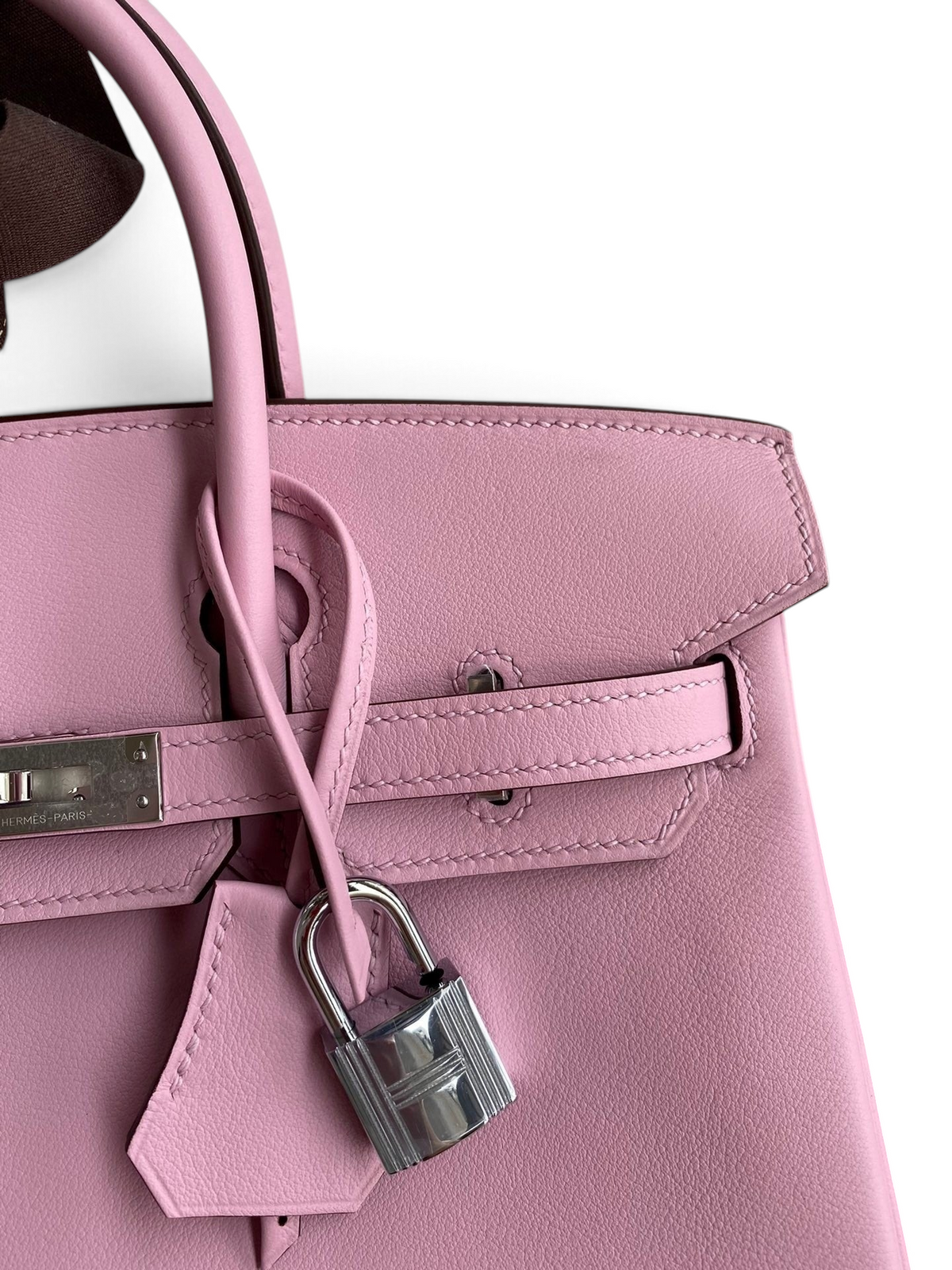 SWORD LUXURY marka, pembe Swift dana derisinden üretilmiş, gümüş donanımlı ve kilit detaylı 25cm Birkin çanta.