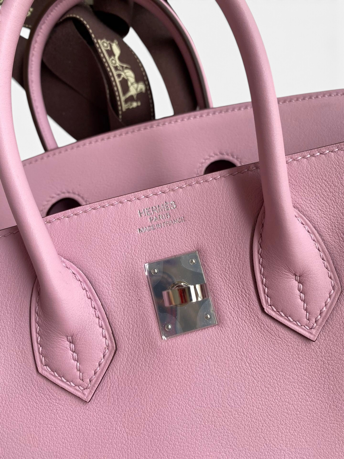 SWORD LUXURY marka pembe Swift dana derisi Hermès Birkin 25cm çanta, gümüş donanımlı ve ikonik kilit detaylı.