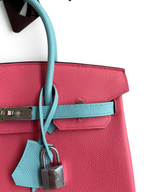 SWORD LUXURY marka, pembe ve turkuaz renkli, Epsom deriden üretilmiş, gümüş donanımlı 25cm Hermès Birkin çanta detayı.