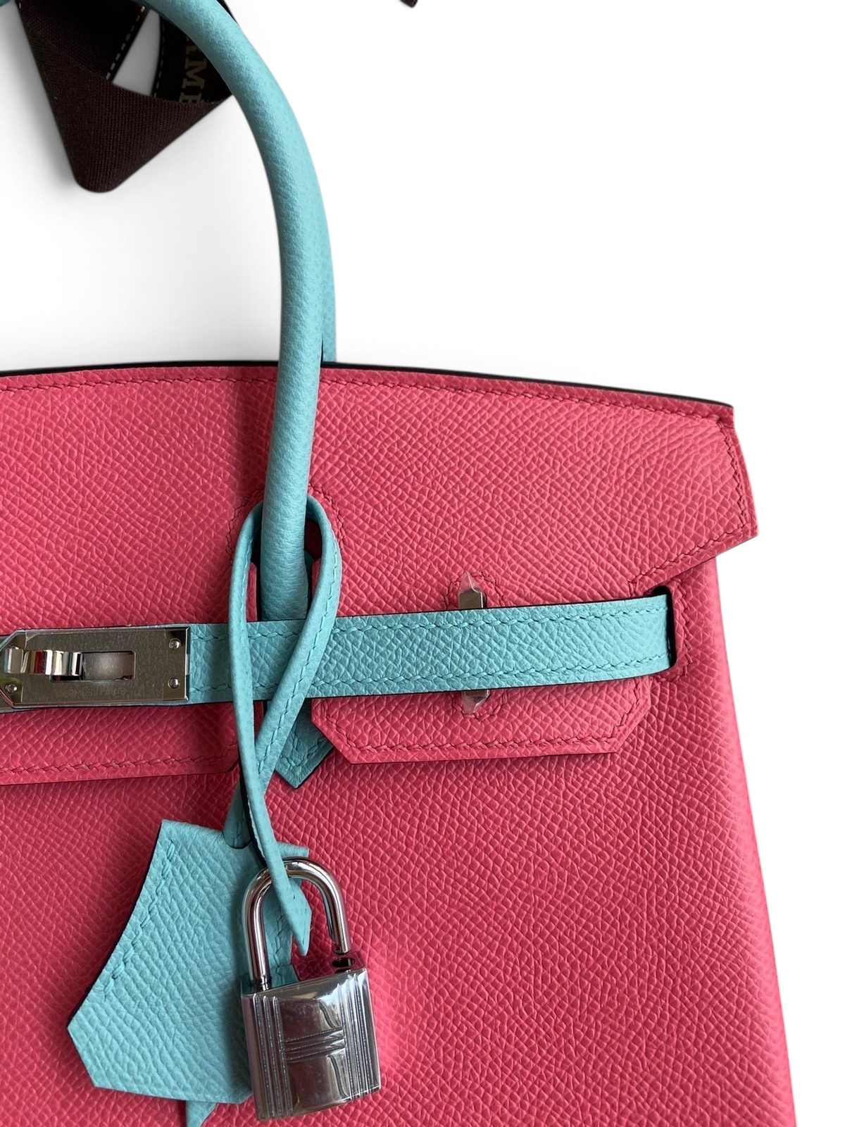 SWORD LUXURY marka, pembe ve turkuaz renkli, Epsom deriden üretilmiş, gümüş donanımlı 25cm Hermès Birkin çanta detayı.