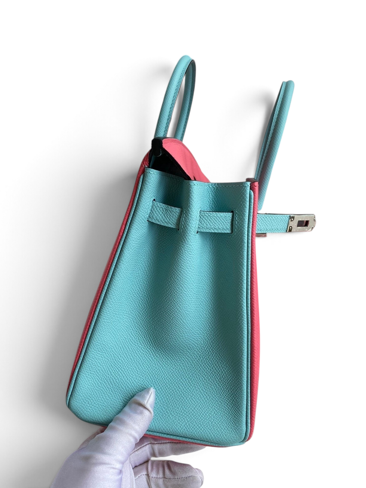 SWORD LUXURY marka, iki tonlu mavi ve pembe Epsom deri Hermès Birkin 25cm çanta, kutusunda yan görünüm.