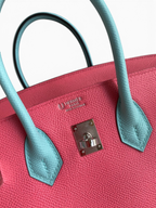 SWORD LUXURY imzalı, pembe ve açık mavi iki tonlu Epsom deri Hermès Birkin 25cm çanta, gümüş donanımlı detaylar.