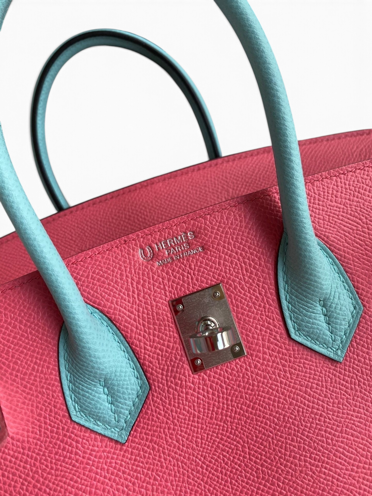 SWORD LUXURY imzalı, pembe ve açık mavi iki tonlu Epsom deri Hermès Birkin 25cm çanta, gümüş donanımlı detaylar.