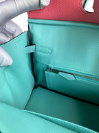 SWORD LUXURY marka, turkuaz iç astarlı ve pembe detaylı, Epsom deri Hermès Birkin 25cm çanta iç detayı.