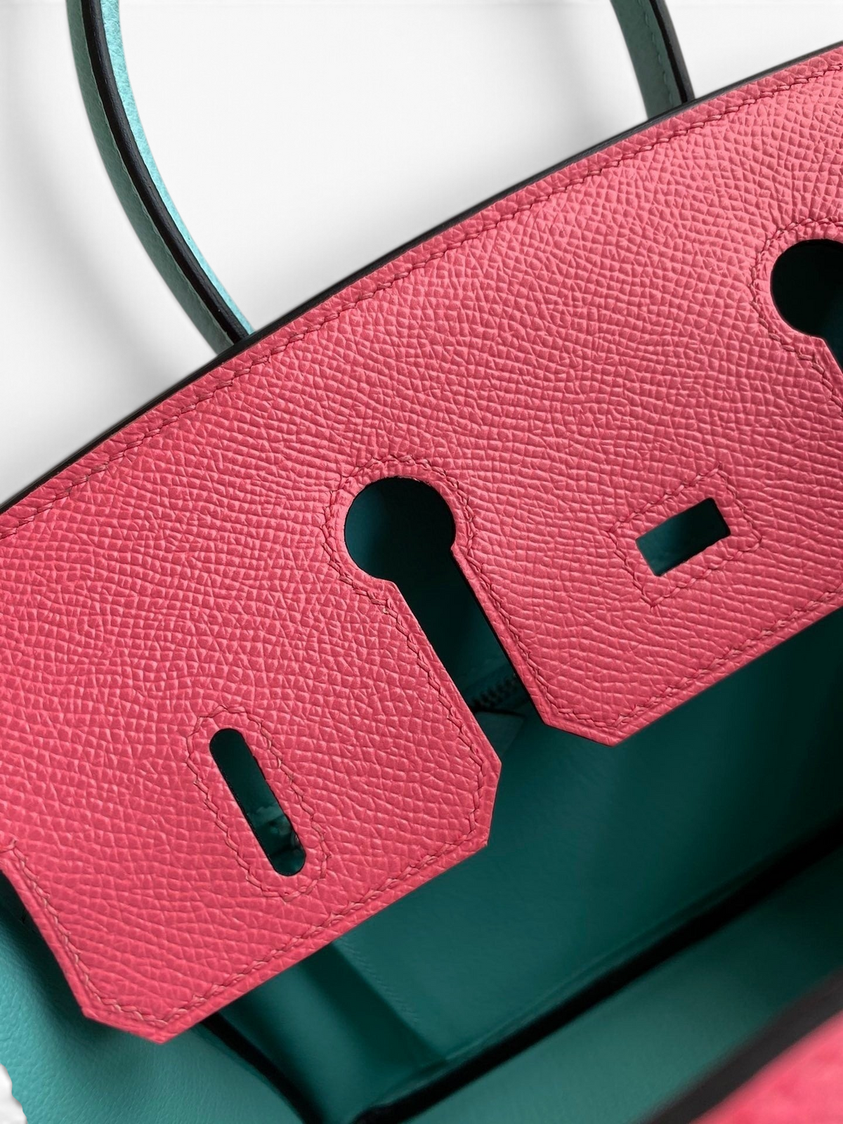 SWORD LUXURY marka, pembe ve turkuaz renkli, Epsom deri dokusuna sahip Hermès Birkin 25cm çanta detayı.