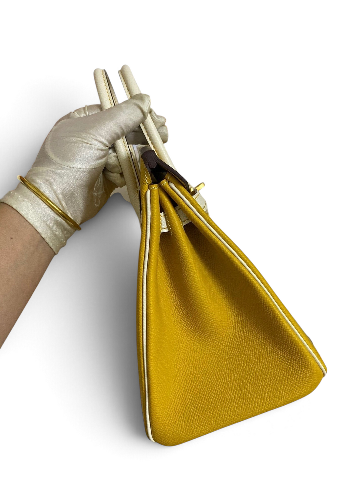 SWORD LUXURY marka, sarı ve beyaz renkli, Epsom deri Hermès Birkin 25cm çanta, kutusunda yan profilden görünüm.