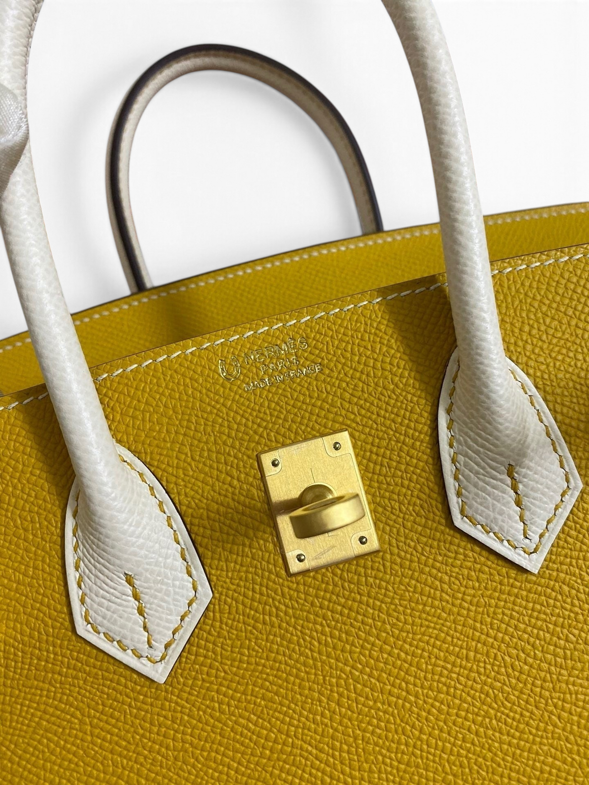 SWORD LUXURY Hermès Birkin 25cm çanta, sarı ve beyaz iki tonlu Epsom deri, altın rengi metal detaylar ve zarif dikişler.