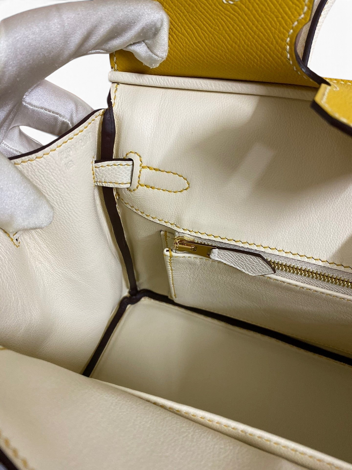 SWORD LUXURY Birkin 25cm çanta iç detayı, beyaz ve sarı Epsom deri, fermuarlı cep ve kaliteli dikişler.