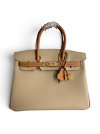 SWORD LUXURY marka, iki tonlu bej ve taba rengi, Epsom deri, ikonik 25cm Hermès Birkin çanta, kutu içerisinde.