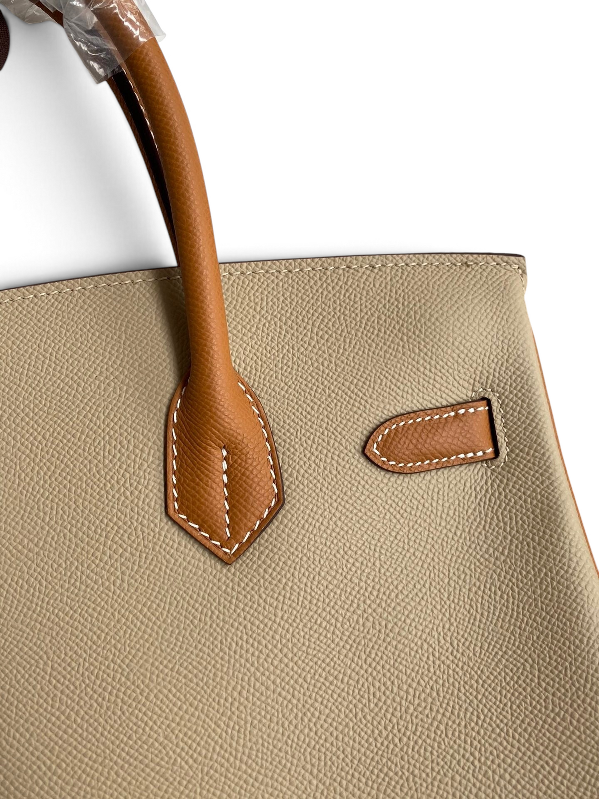 SWORD LUXURY marka, bej ve taba renkli, Epsom deri dokulu, ikonik dikiş detaylı 25cm Birkin çanta detayı.