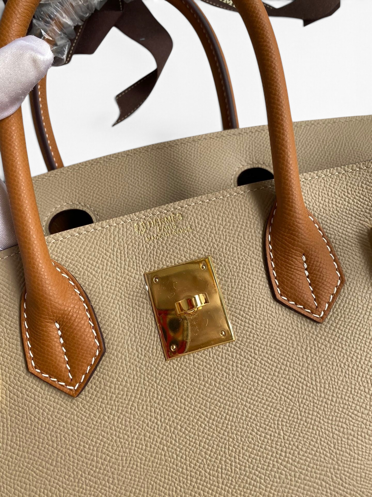 SWORD LUXURY marka, bej ve taba renkli, Epsom deri Hermès Birkin 25cm çanta, altın rengi metal detaylı.
