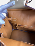SWORD LUXURY Hermès Birkin 25cm çanta, taba rengi Epsom deri iç detayları ve altın tonlu fermuarı ile.