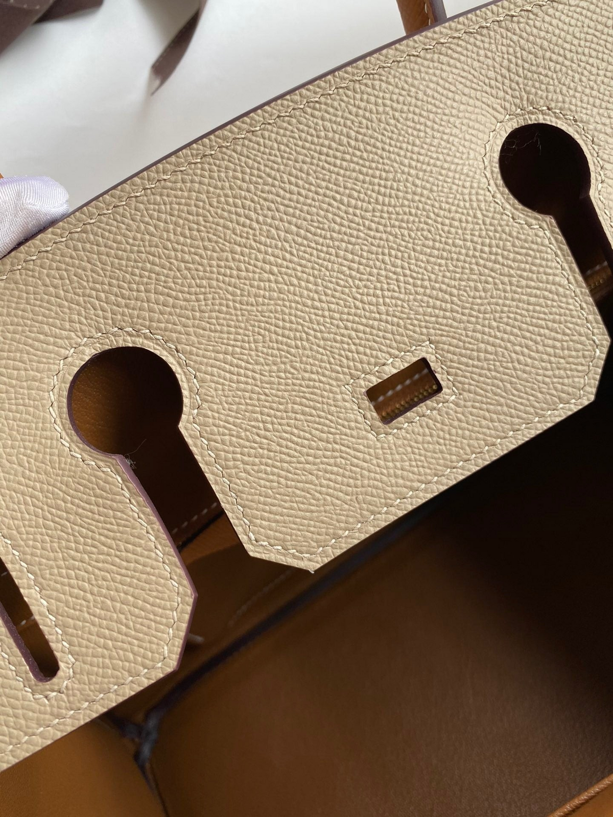 SWORD LUXURY marka, bej renkli, ince dokulu Epsom deri Hermès Birkin 25cm çanta detayı ve kaliteli dikişleri.