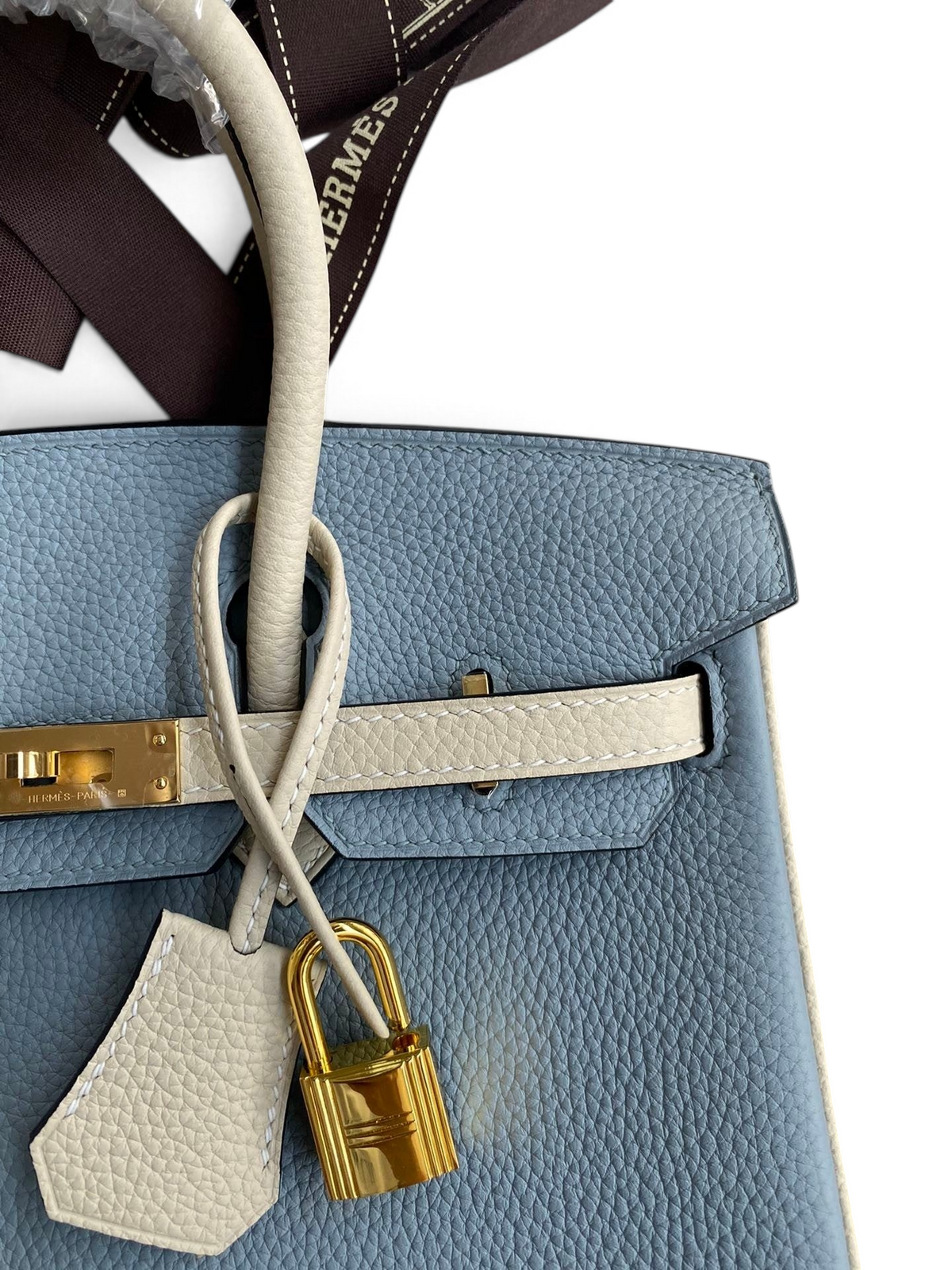 SWORD LUXURY marka, mavi ve krem renkli Togo deri Hermès Birkin 25cm çanta, altın rengi kilit ve detaylara sahip.