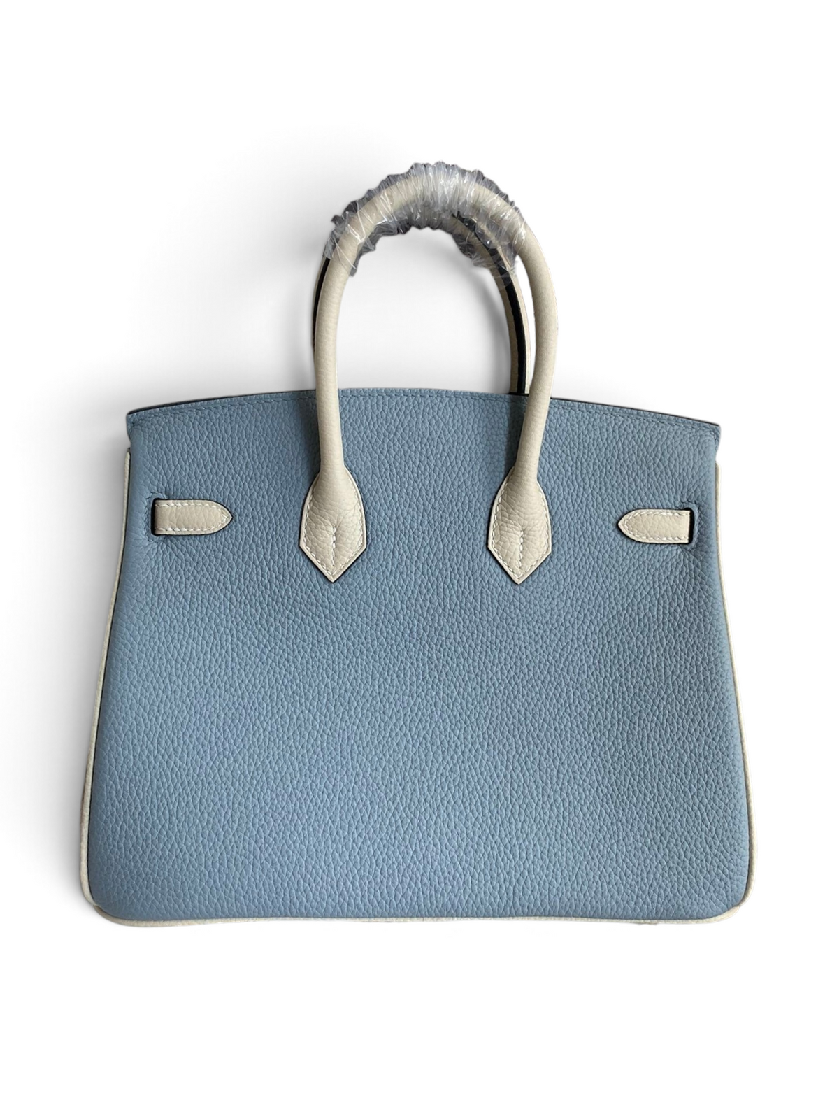SWORD LUXURY marka, mavi ve krem renkli, Togo deri dokulu 25cm Hermès Birkin çanta, kutusunda sergileniyor.