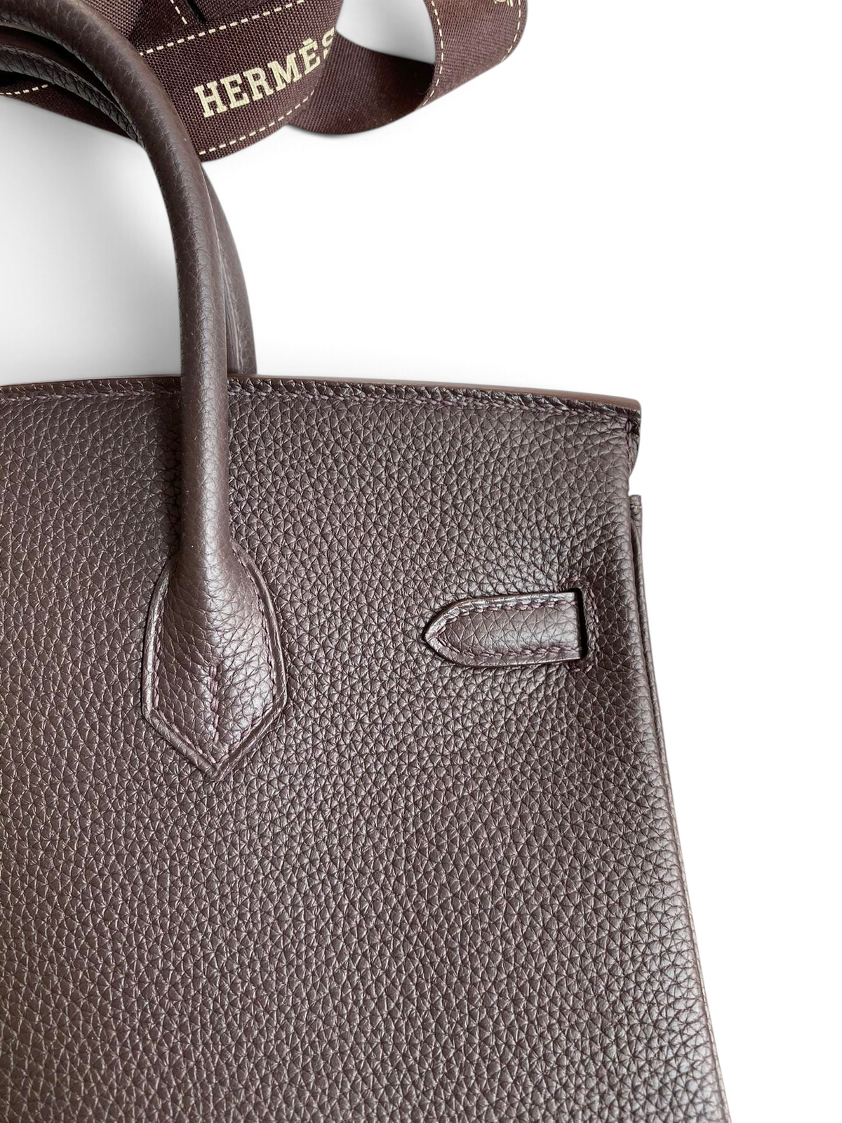 SWORD LUXURY marka, koyu kahverengi Togo deri dokusuna sahip, ikonik dikiş detaylı Hermès Birkin 25cm çanta.