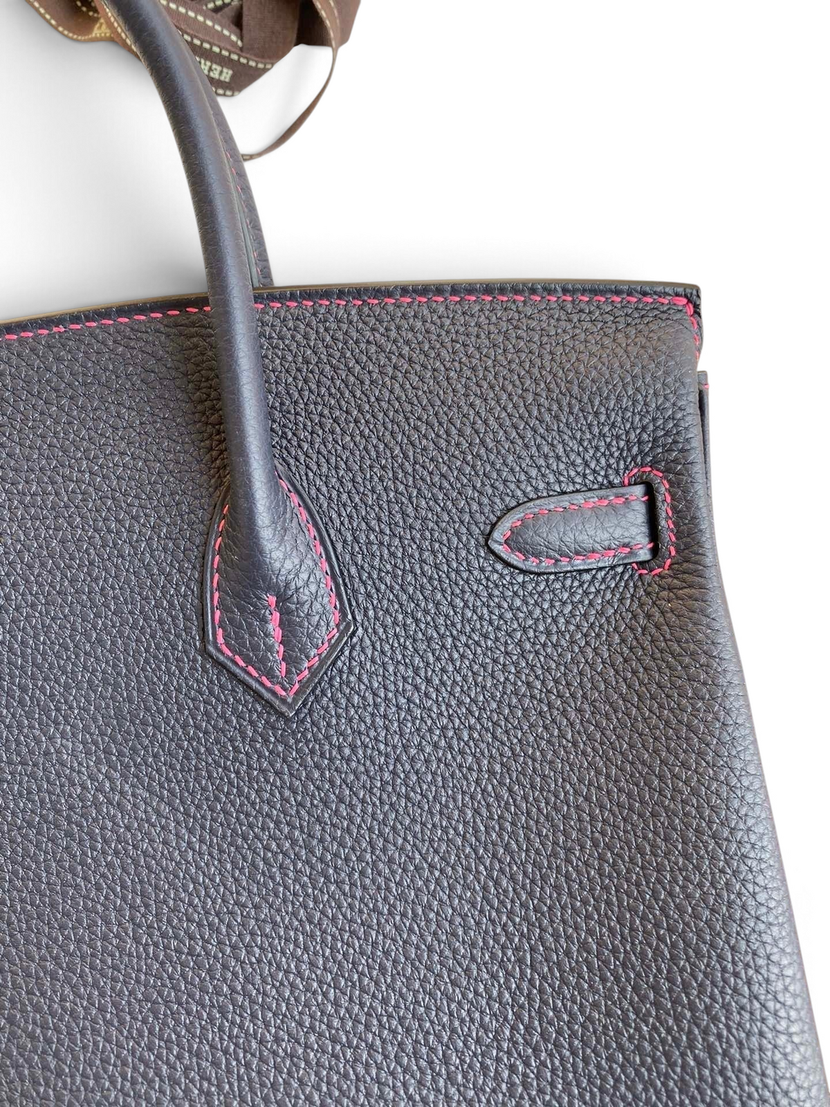 SWORD LUXURY marka, pembe dikiş detaylı siyah Togo deri Hermès Birkin 25cm çanta detayı.