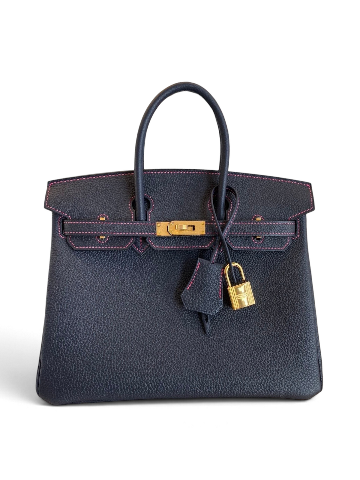 SWORD LUXURY lacivert Togo deri Hermès Birkin 25cm çanta, pembe dikiş detaylı ve altın rengi kilitli donanımlı.