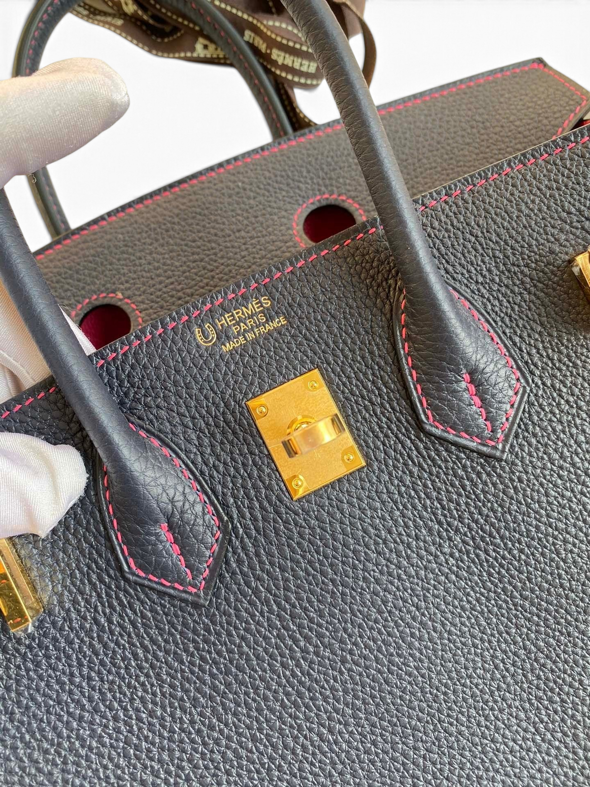 SWORD LUXURY marka, pembe dikiş detaylı, siyah Togo deri Hermès Birkin 25cm çanta detayı.