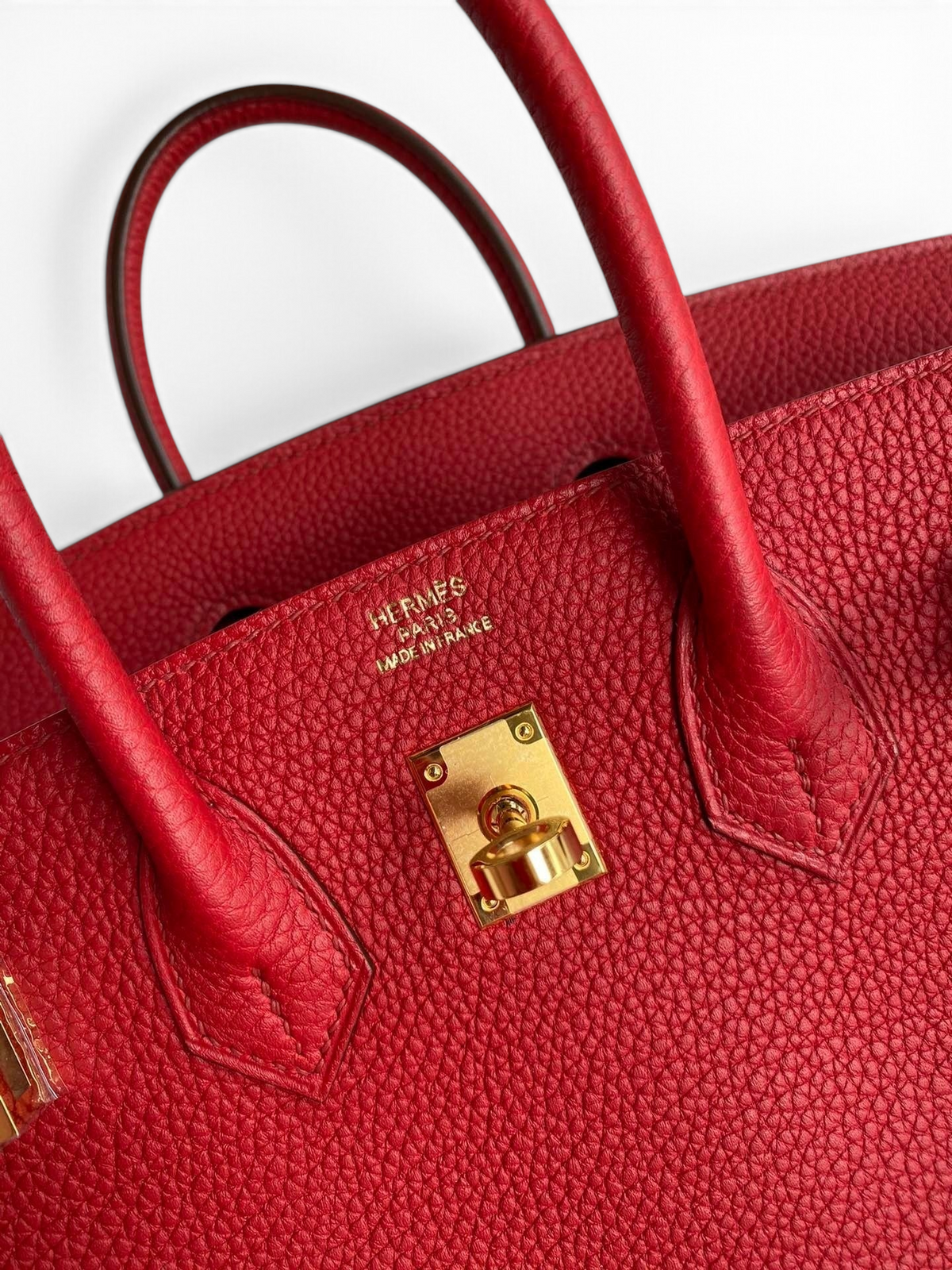 SWORD LUXURY kırmızı Togo deri Hermès Birkin 25cm çanta, altın rengi donanım ve ikonik kilit detayı ile.