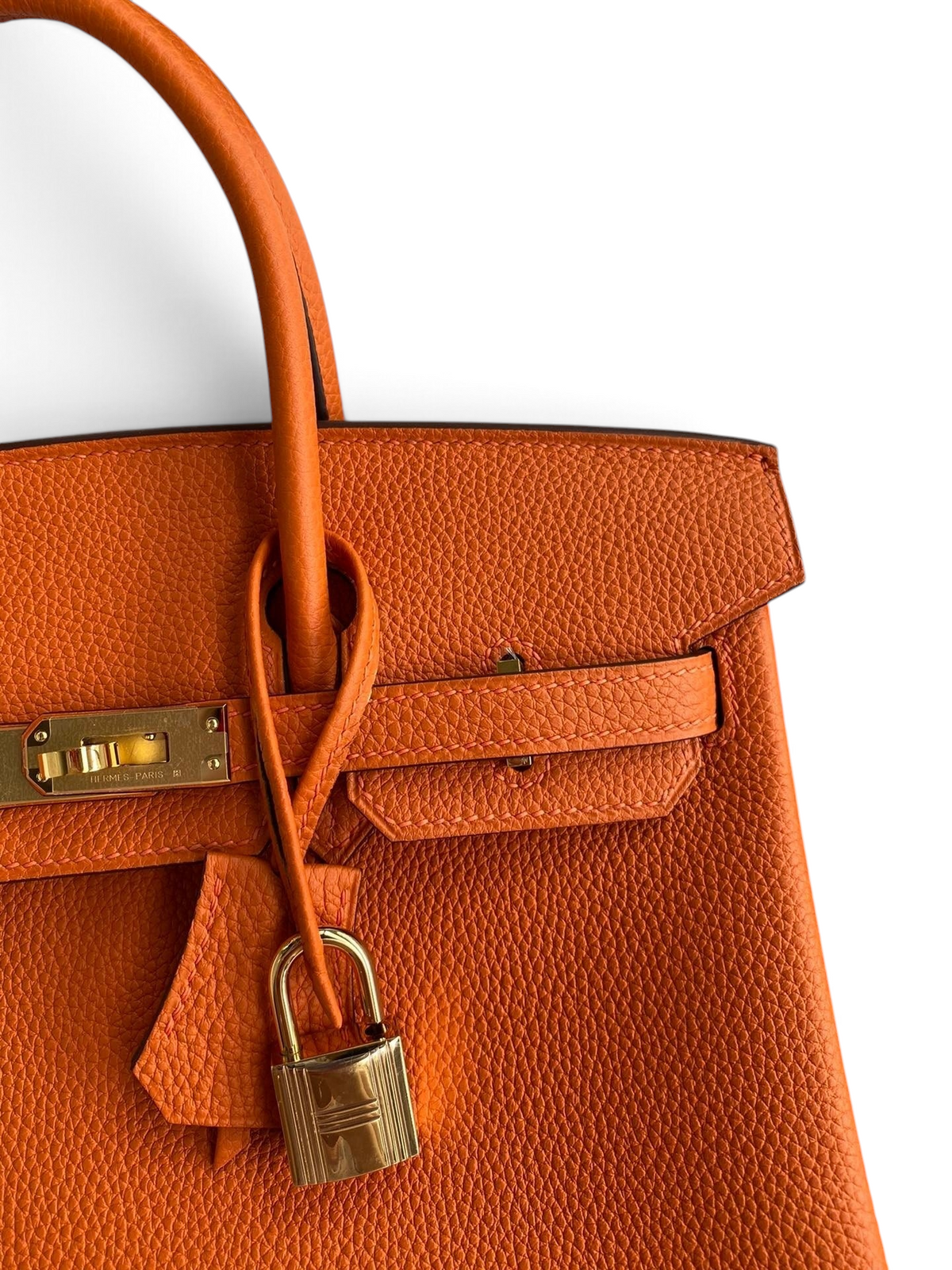 SWORD LUXURY imzalı, turuncu Togo deri Hermès Birkin çanta, altın rengi kilit ve ikonik deri detaylarıyla.