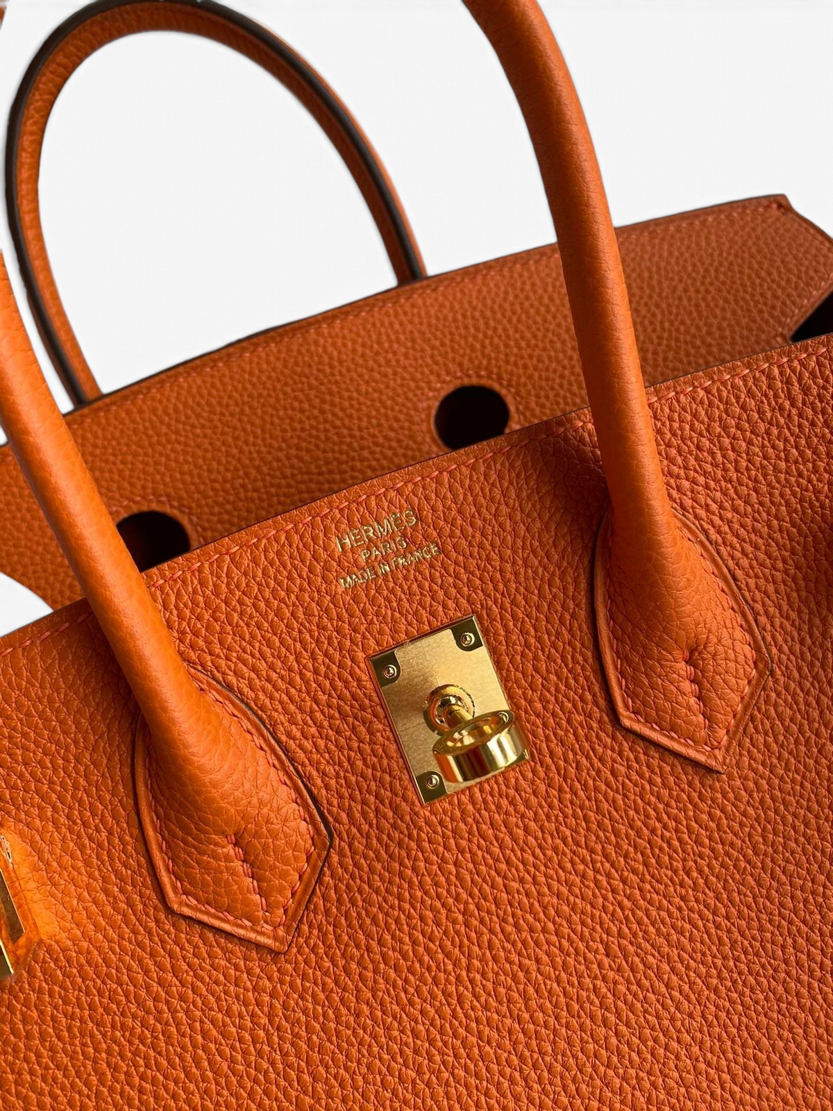 SWORD LUXURY turuncu Togo deri Hermès Birkin çanta, altın rengi donanım ve ikonik el işçiliği detayları ile.