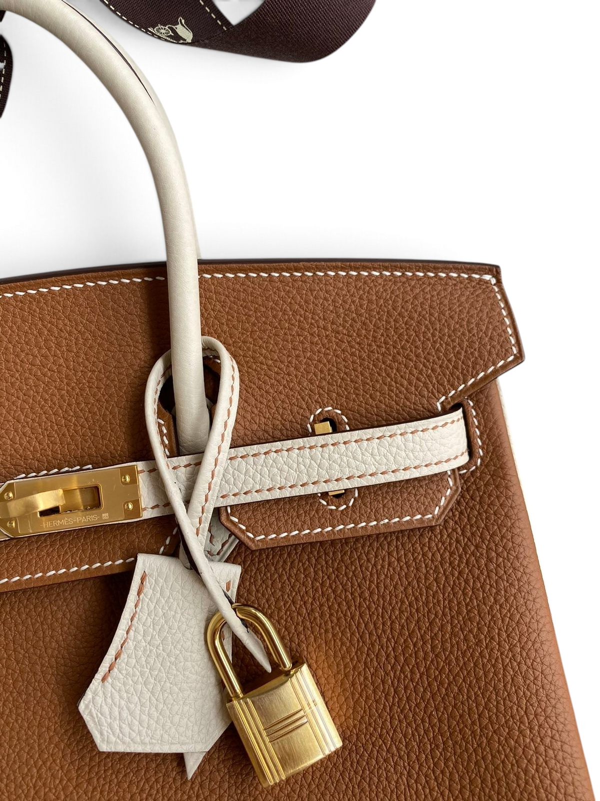SWORD LUXURY marka, kahverengi ve beyaz Togo deriden üretilmiş, altın donanımlı 25cm Hermès Birkin çanta detayı.