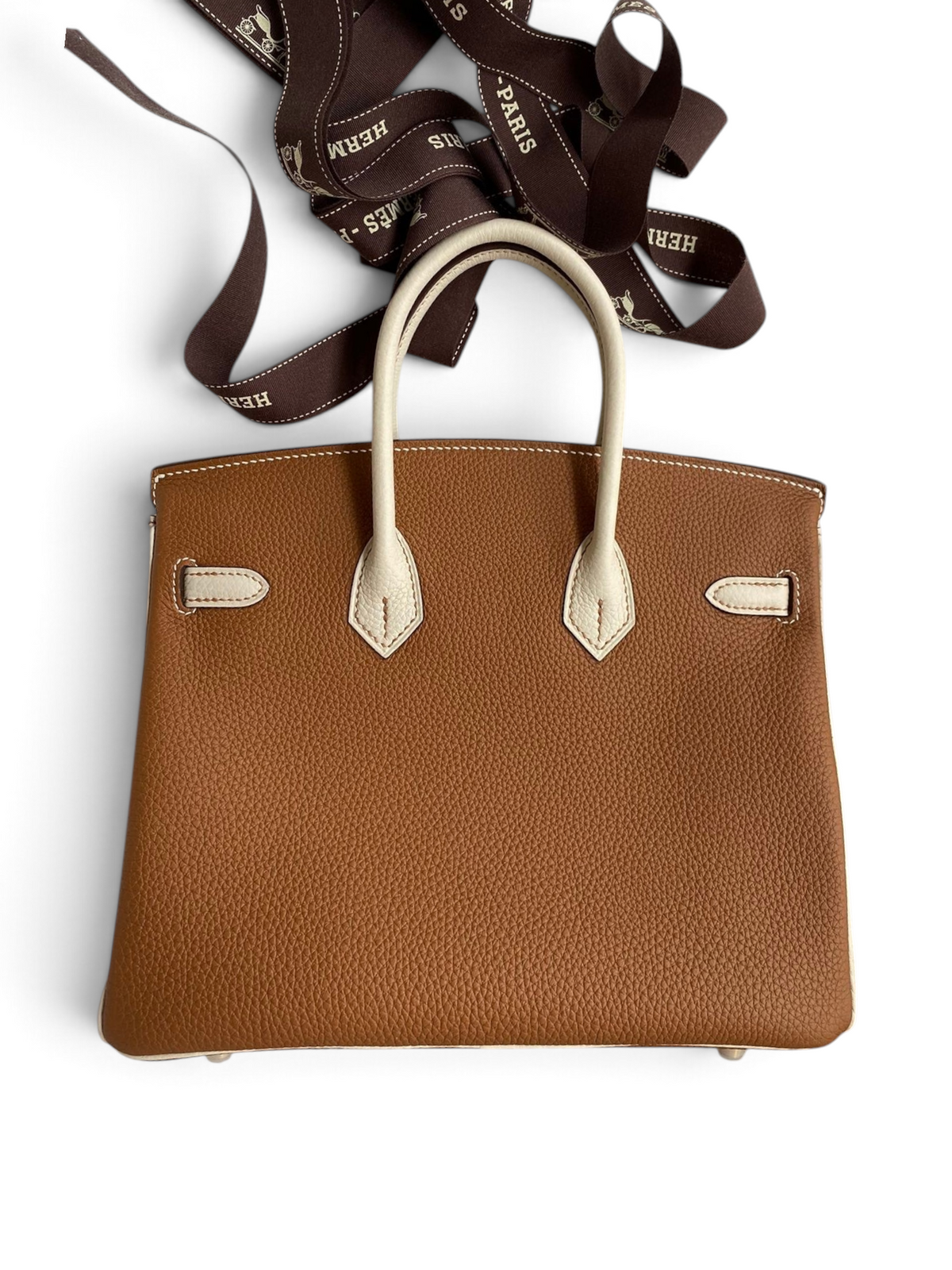SWORD LUXURY marka, taba ve krem renkli, Togo deri Hermès Birkin 25cm çanta, kutu içerisinde kurdele ile sunuluyor.