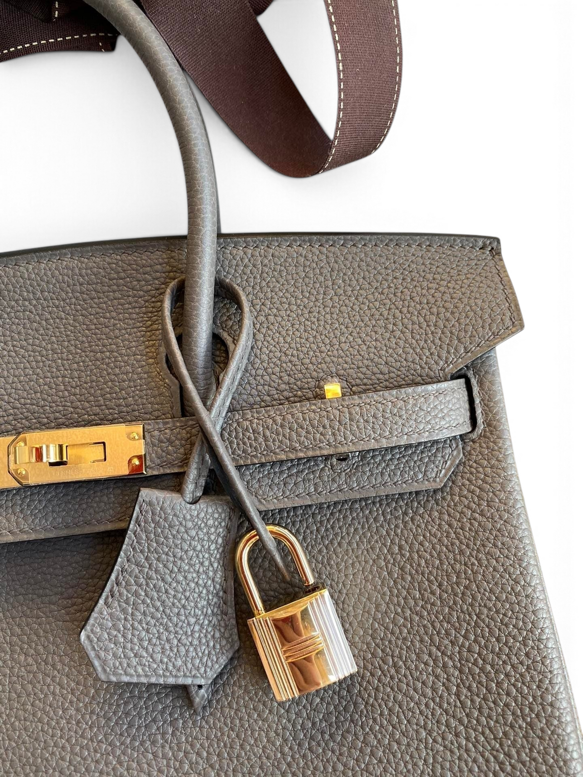SWORD LUXURY gri renkli Togo deri Hermès Birkin 25 cm çanta, altın rengi metal kilit ve detaylara sahip.