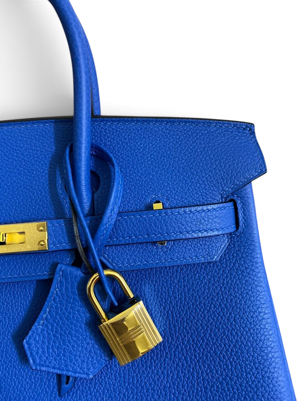 SWORD LUXURY marka, parlak mavi Togo deri Hermès Birkin 25cm çanta, altın rengi kilit ve detaylara sahip.