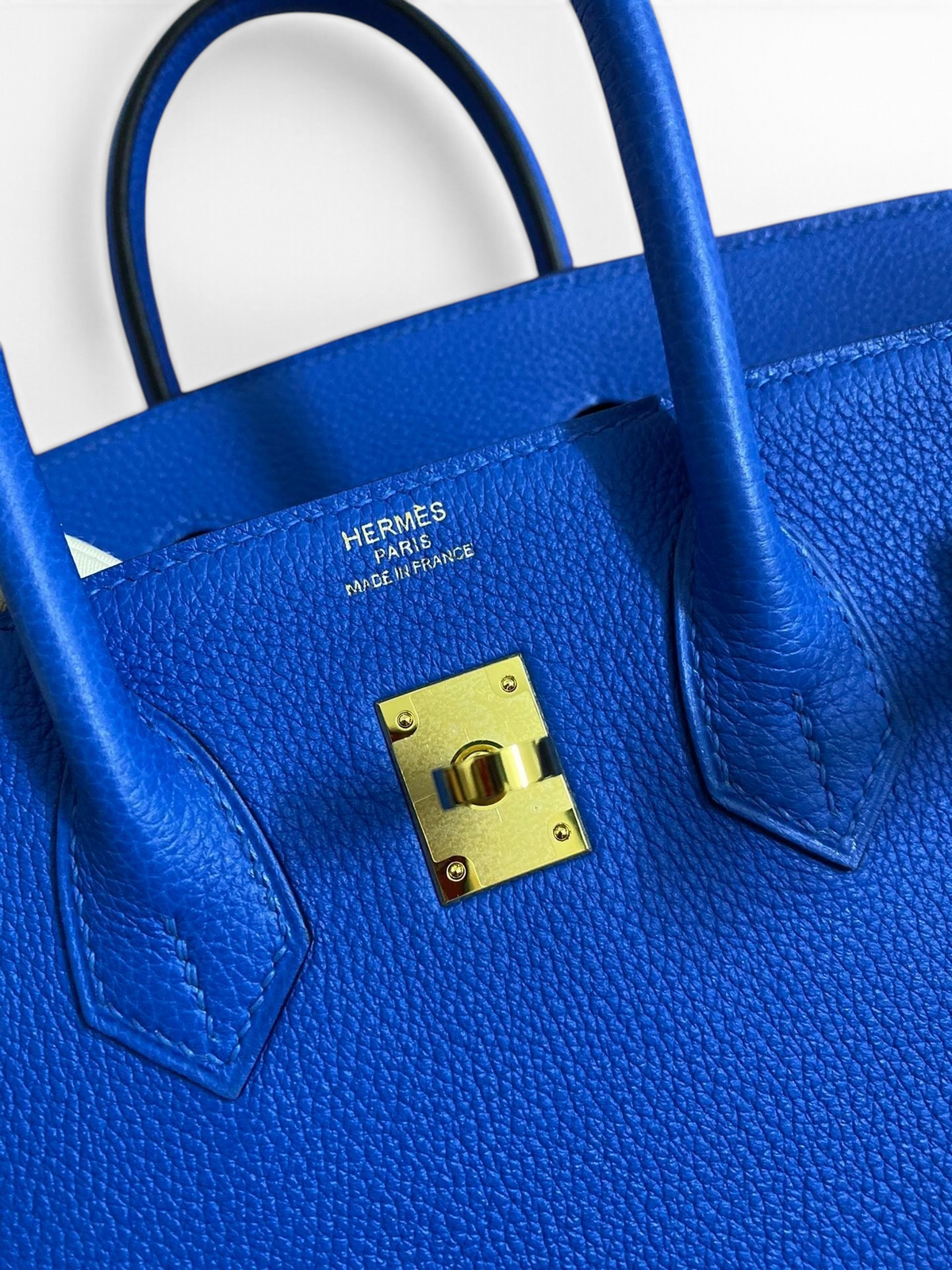 SWORD LUXURY marka mavi Togo deri Hermès Birkin 25cm çanta, altın rengi metal kilit detayı ve ikonik tasarımıyla.