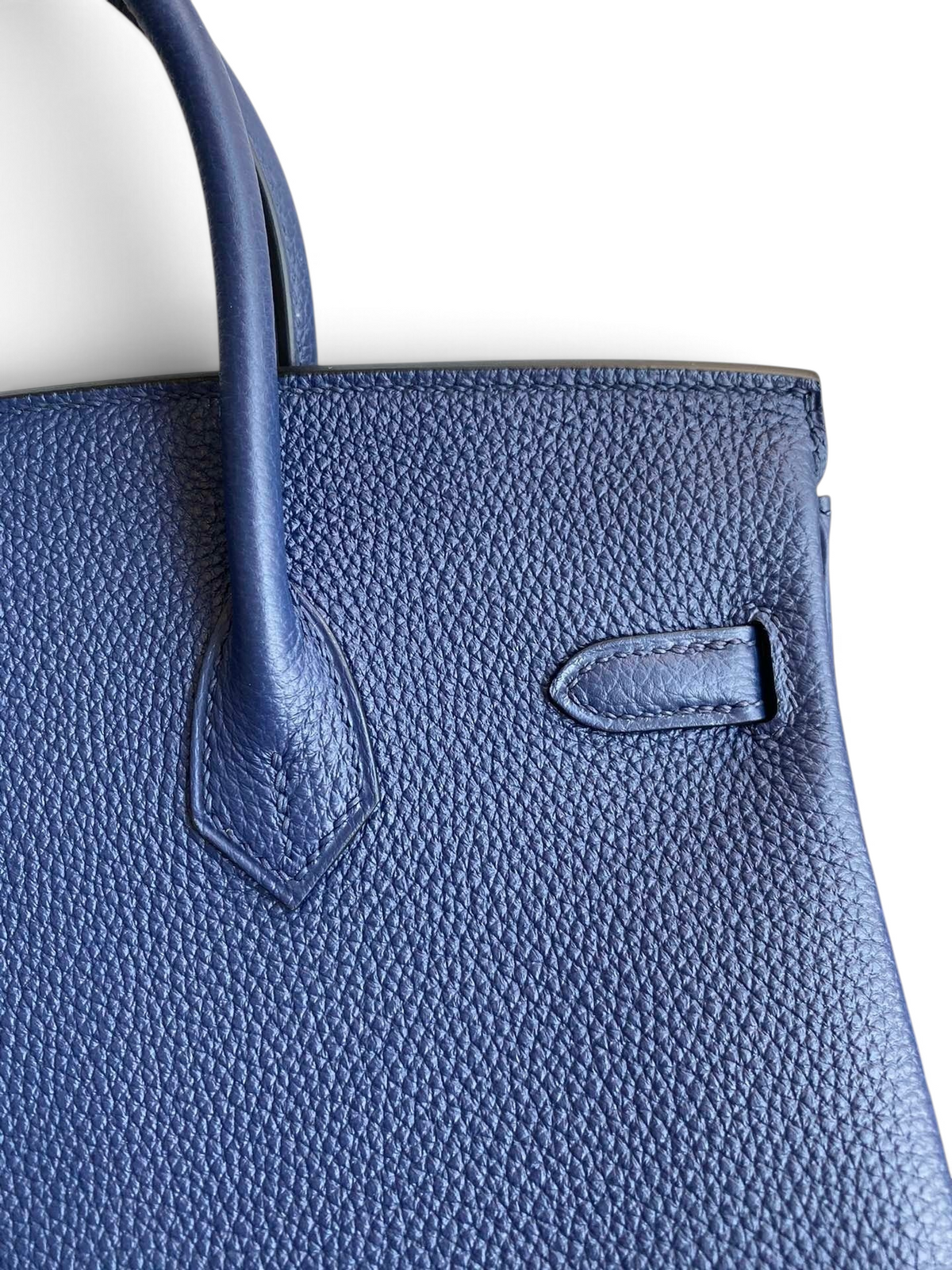 SWORD LUXURY lacivert Togo deri Birkin 25cm çanta, dokulu deri yüzeyi ve zarif dikiş detaylarıyla yakından görünüm.