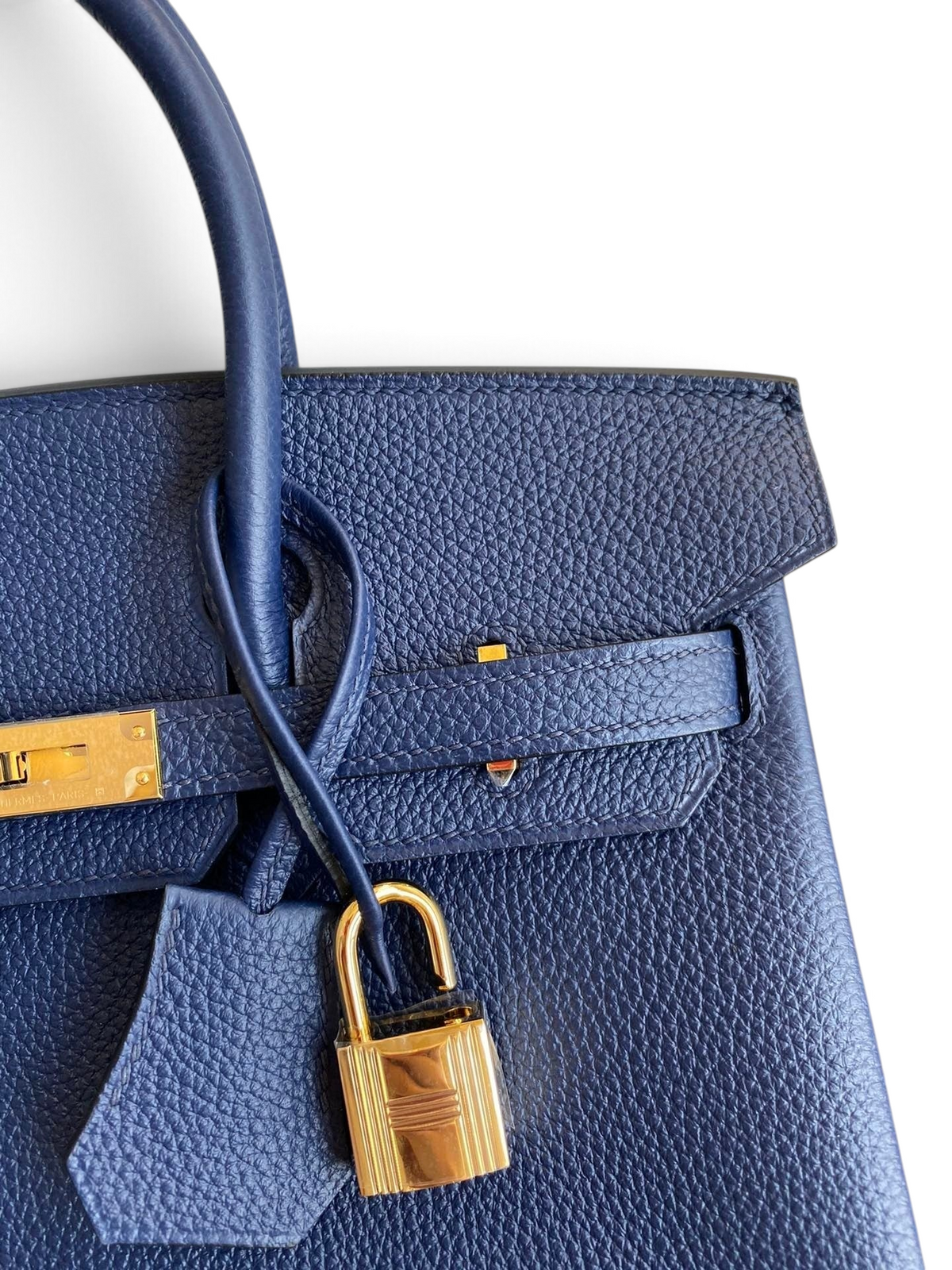 SWORD LUXURY lacivert Togo deri Hermès Birkin 25cm çanta, altın rengi donanım ve ikonik kilit detayı ile.