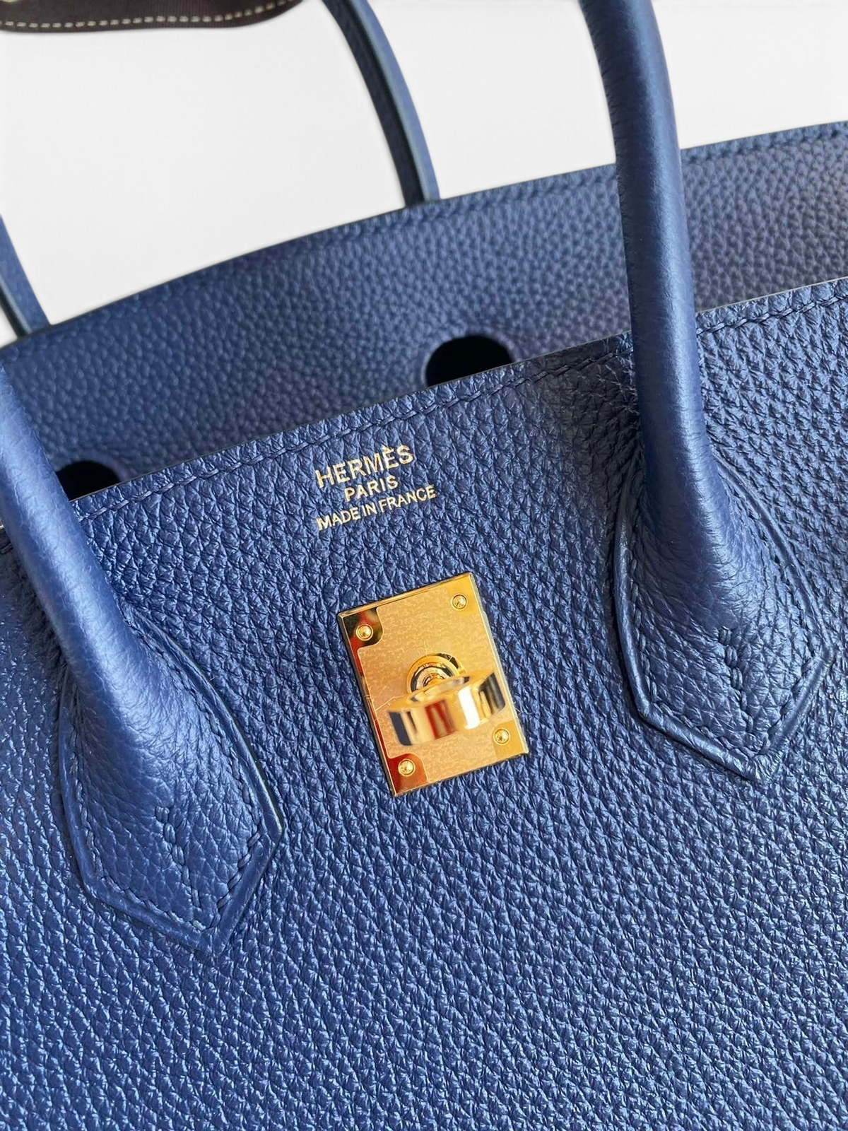 SWORD LUXURY marka, altın donanımlı, lacivert Togo deri Hermès Birkin 25cm çanta detayı.