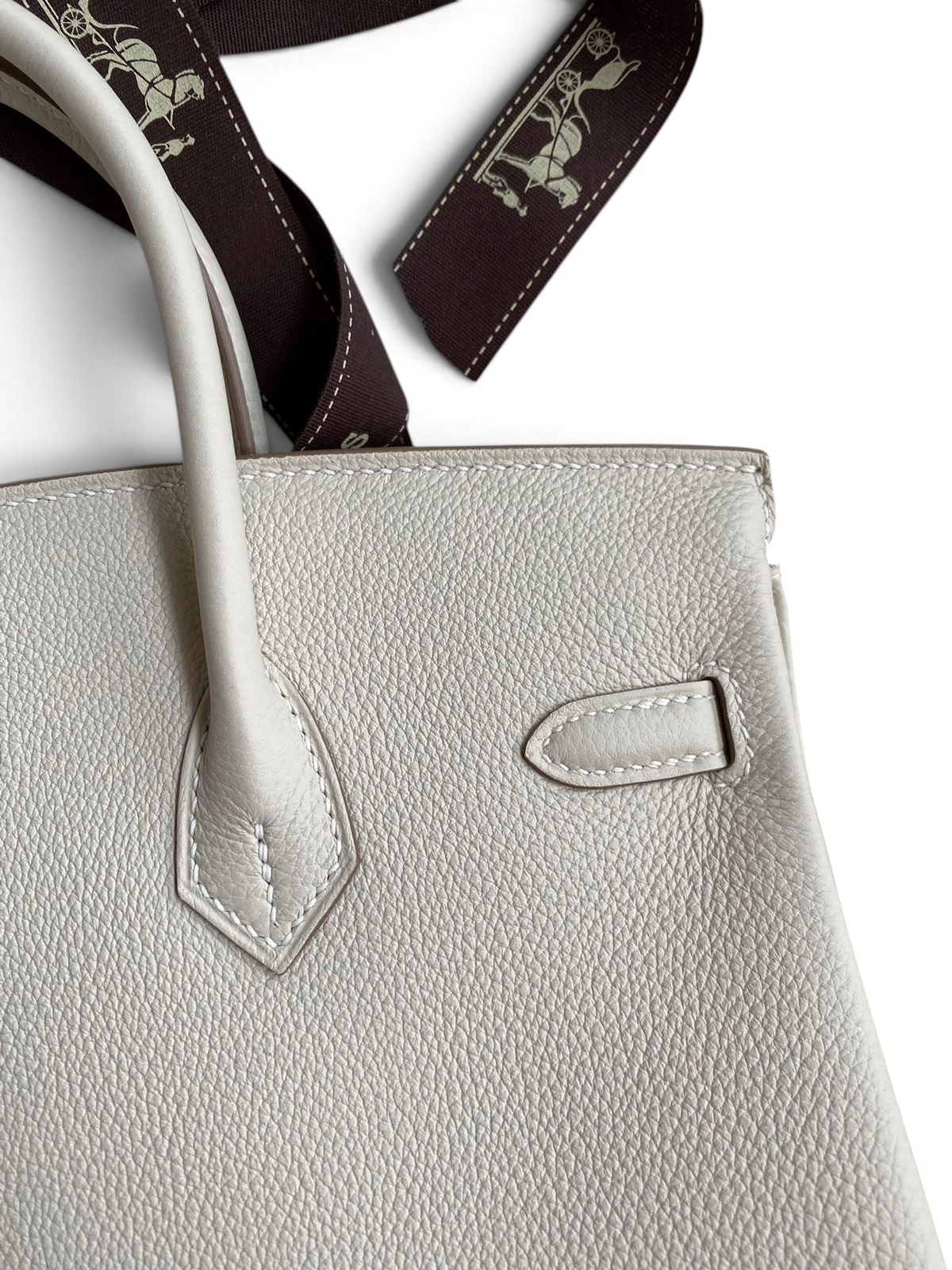 SWORD LUXURY marka, beyaz Togo deri dokulu Hermès Birkin 25cm çanta detayı ve zarif dikişleri.