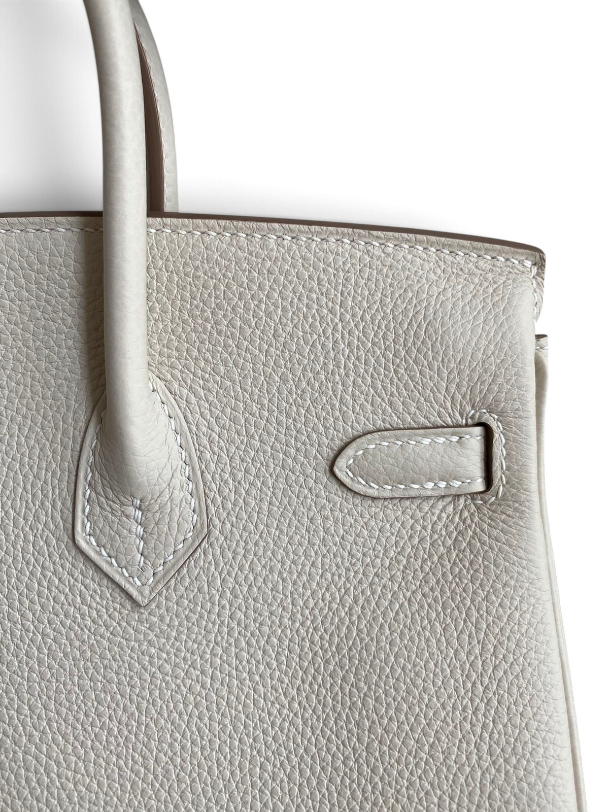 SWORD LUXURY marka, beyaz Togo deri dokusuna ve zarif dikiş detaylarına sahip 25cm Hermès Birkin çanta detayı.