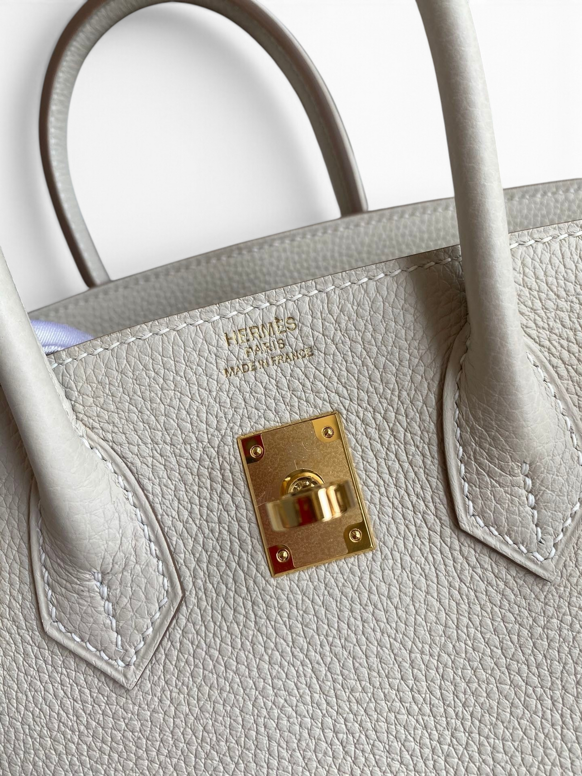 SWORD LUXURY imzalı, altın donanımlı ve beyaz Togo deri detaylı Hermès Birkin 25cm çanta.