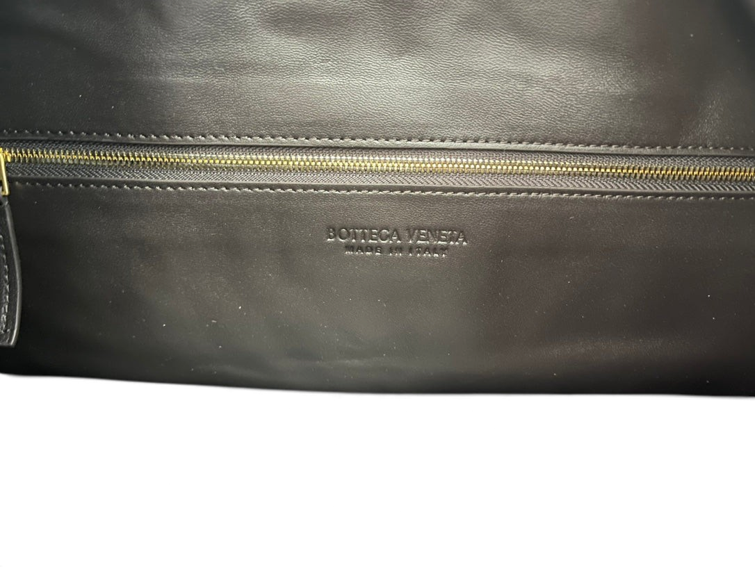 SWORD LUXURY siyah deri hobo çanta iç detayı, altın rengi fermuar ve kabartmalı marka logosu ile.