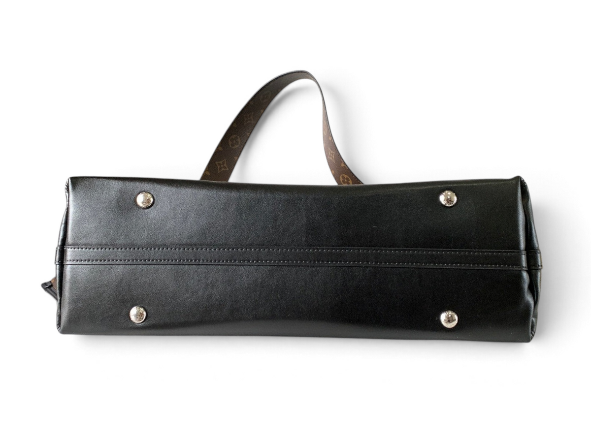 SWORD LUXURY CarryAll siyah kuzu derisi omuz çantasının gümüş detaylı tabanı ve monogram askısı