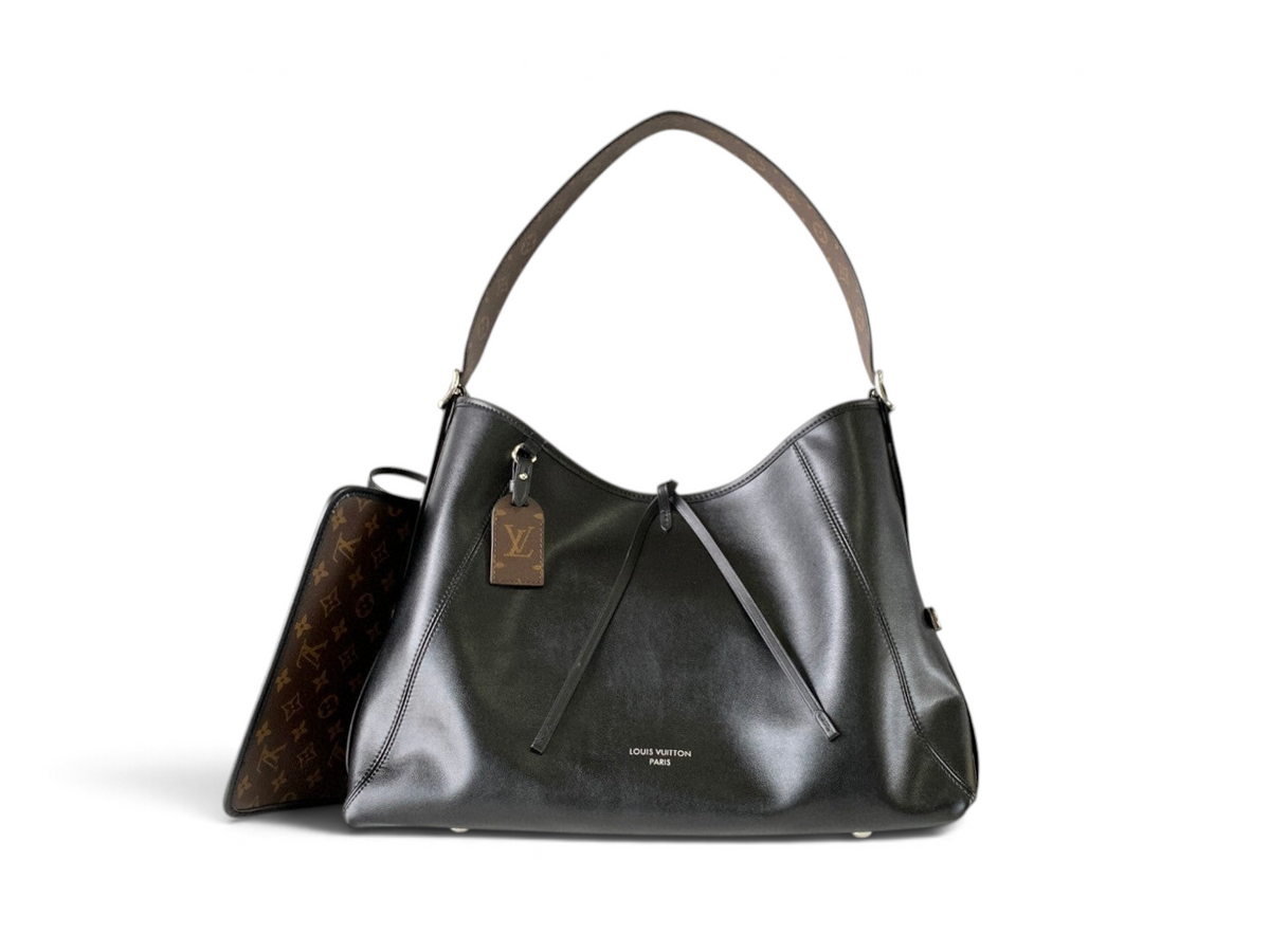 SWORD LUXURY CarryAll siyah kuzu derisi omuz çantası, gümüş donanım ve çıkarılabilir monogramlı iç cep ile.