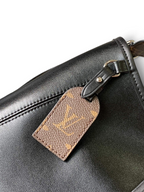 SWORD LUXURY CarryAll siyah kuzu derisi omuz çantası ve üzerinde monogram detaylı deri askı etiketi