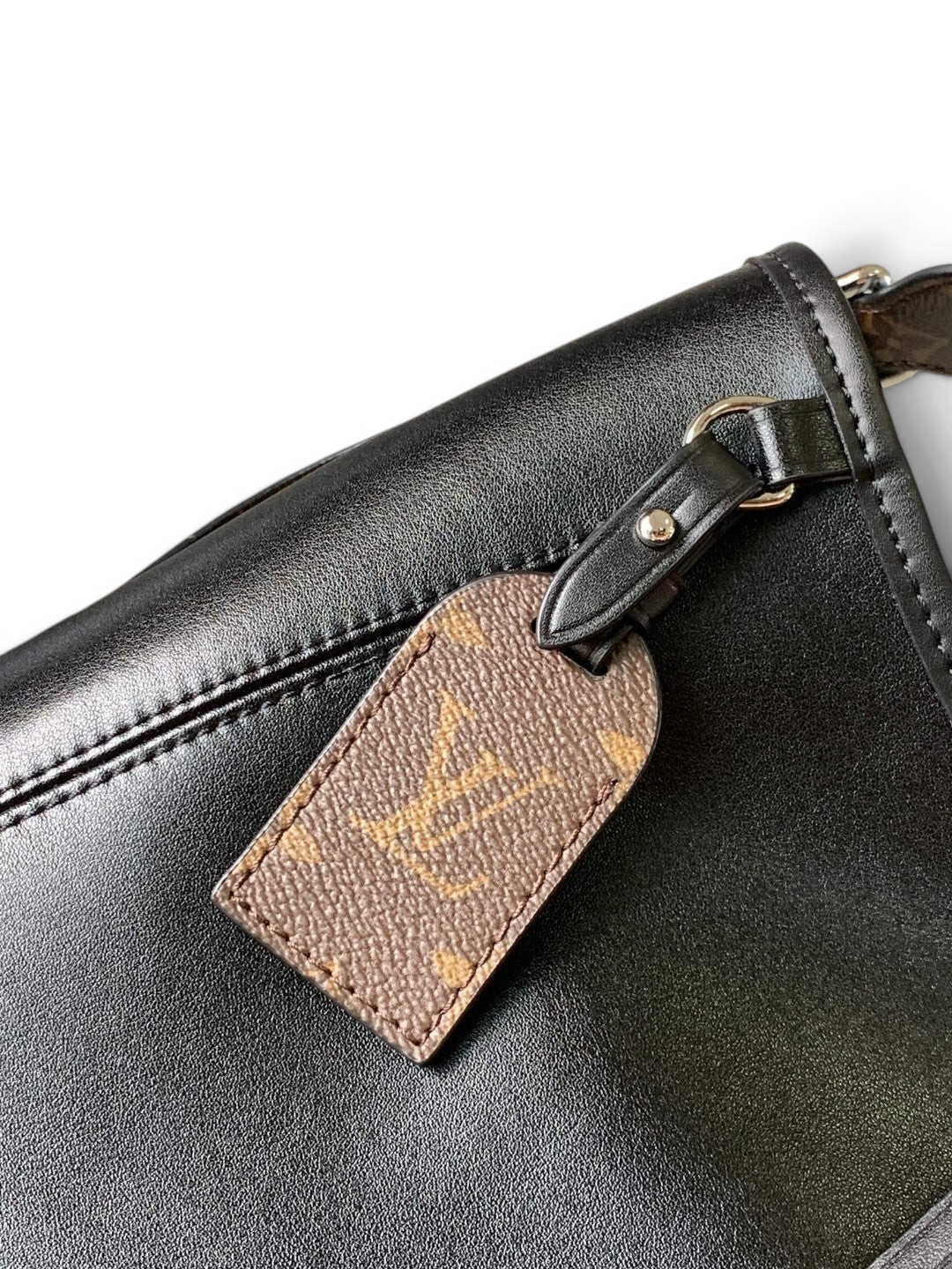 SWORD LUXURY CarryAll siyah kuzu derisi omuz çantası ve üzerinde monogram detaylı deri askı etiketi