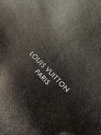 SWORD LUXURY CarryAll siyah kuzu derisi çanta üzerinde Louis Vuitton Paris kabartmalı logo detayı