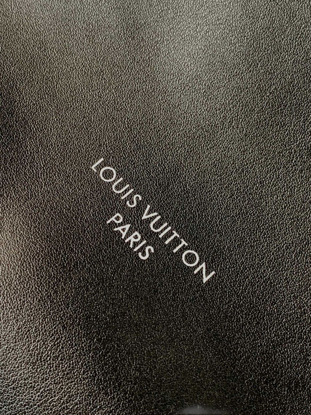 SWORD LUXURY CarryAll siyah kuzu derisi çanta üzerinde Louis Vuitton Paris kabartmalı logo detayı