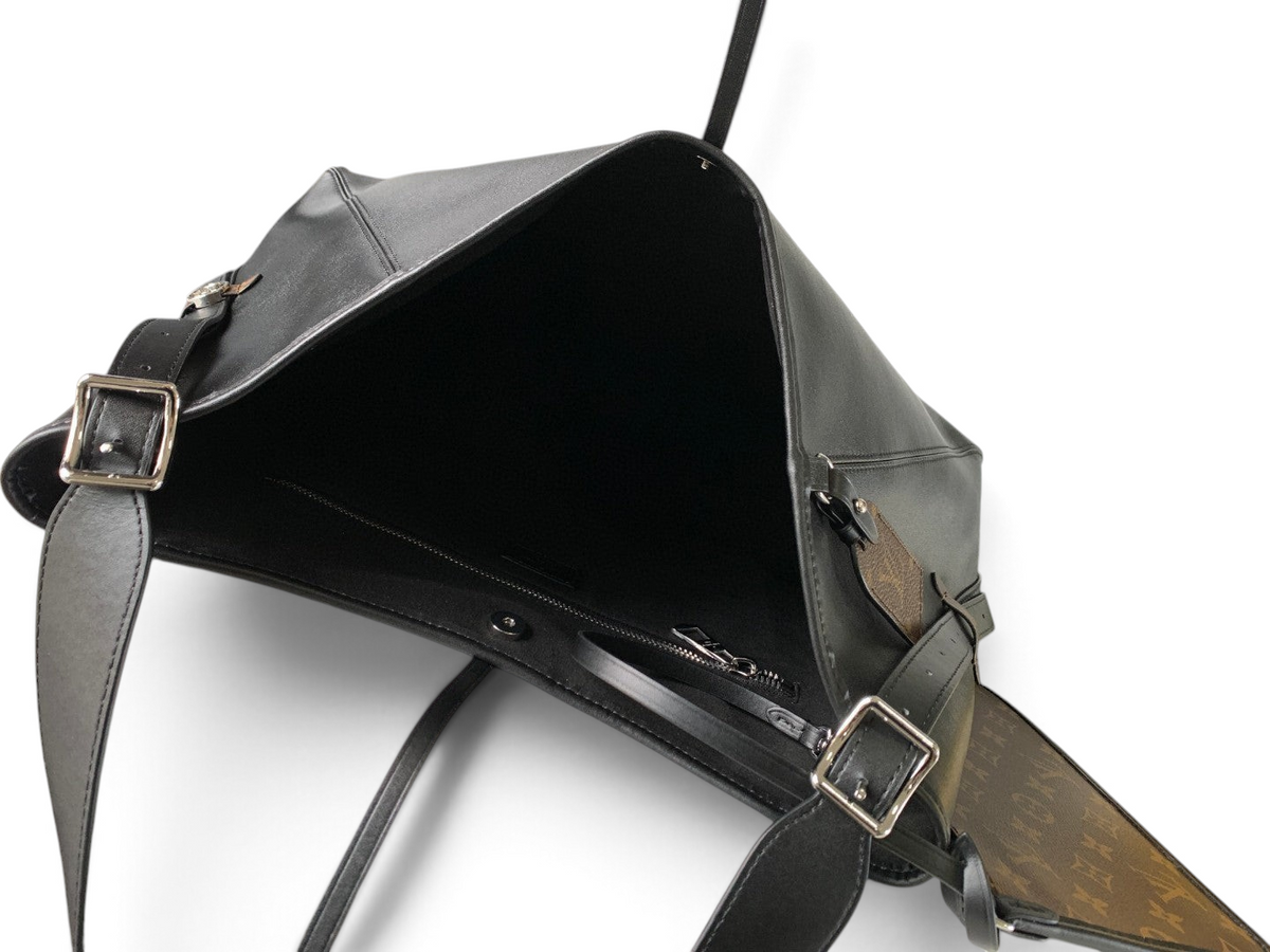 SWORD LUXURY CarryAll siyah kuzu derisi omuz çantası, gümüş donanımlı ve çıkarılabilir monogramlı iç cepli iç görünüm.