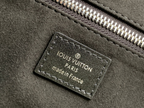 SWORD LUXURY CarryAll siyah kuzu derisi çanta iç kısmında Louis Vuitton Paris damgalı deri etiket ve fermuar detayı