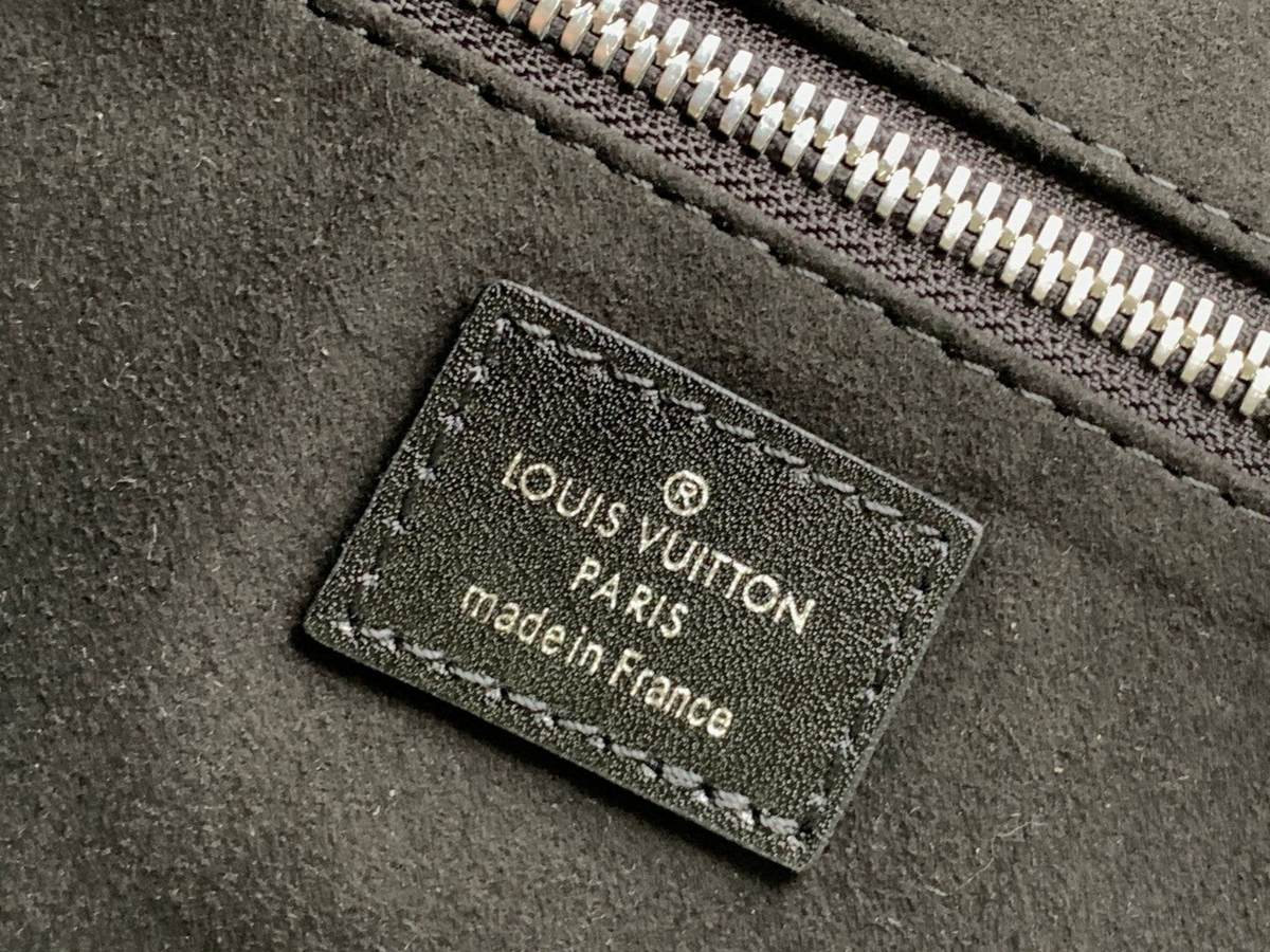 SWORD LUXURY CarryAll siyah kuzu derisi çanta iç kısmında Louis Vuitton Paris damgalı deri etiket ve fermuar detayı